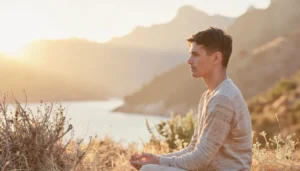 No juzgar: una práctica para calmar la mente y abrir el corazón. Persona serena frente al atardecer.