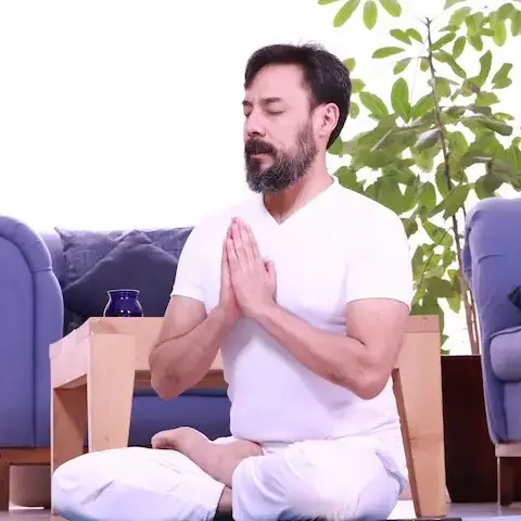 Eduardo Bernal meditando en una práctica de calma y conciencia.