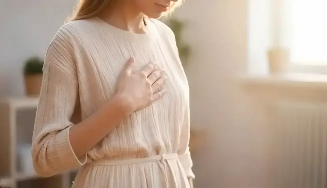 Mujer con ansiedad sintiendo miedo a perder el control y opresión en el pecho.